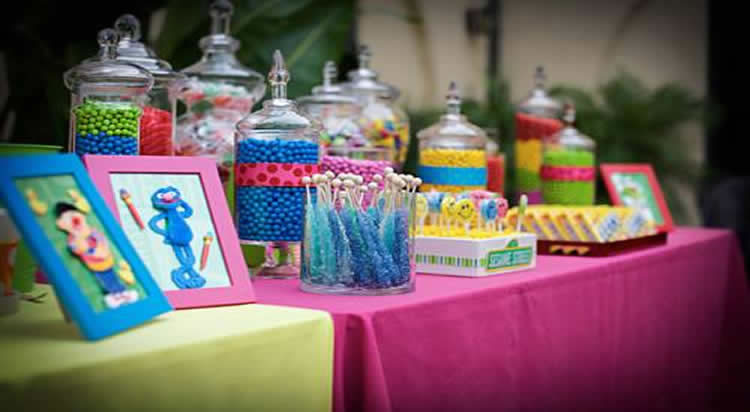 mesa de dulces decorada para fiesta infantil